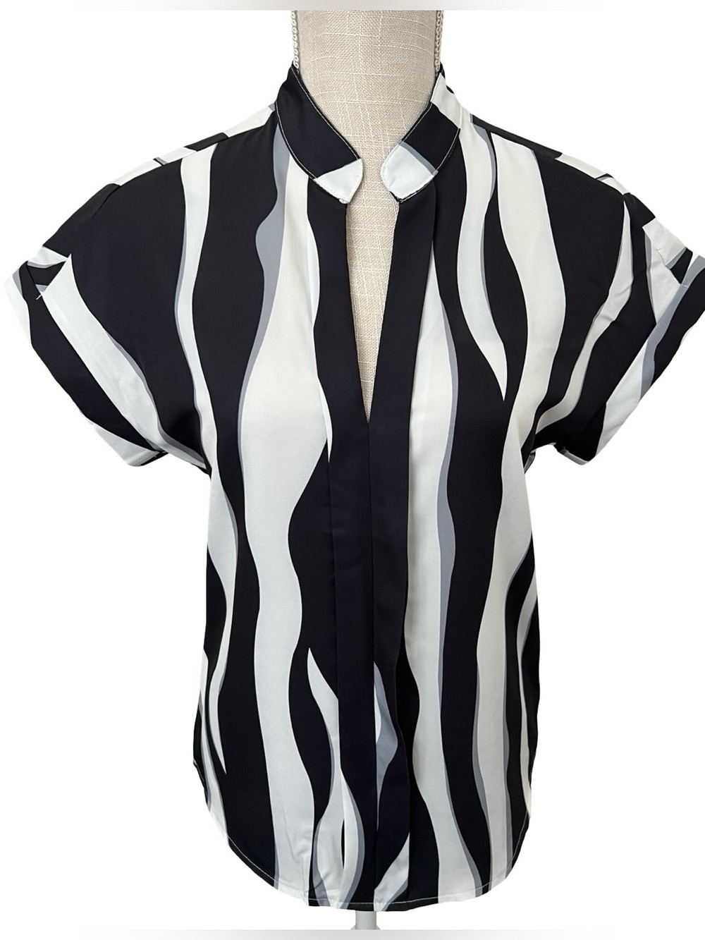 SHEIN Black & White Wave-Print Mandarin Collar Blouse
